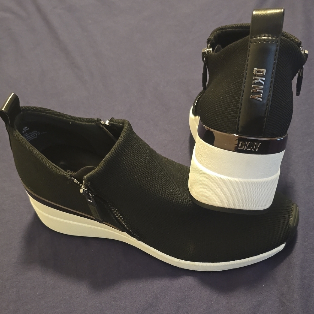 DKNY Women's Black and White Slip-On Sneakers